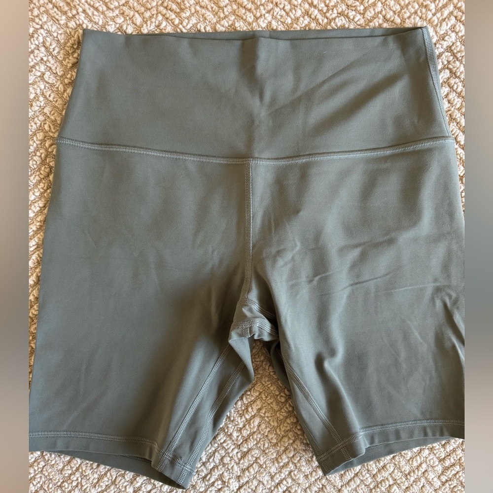 Lululemon HR Align Shorts
7 inch